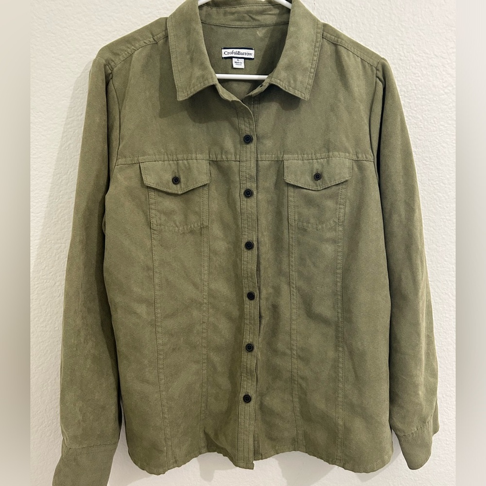 L green button down shirt